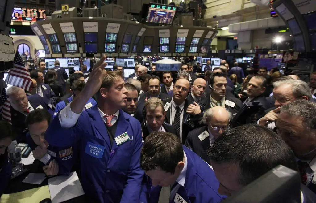 Accionistas y corredores de bolsa trabajando en el NYSE