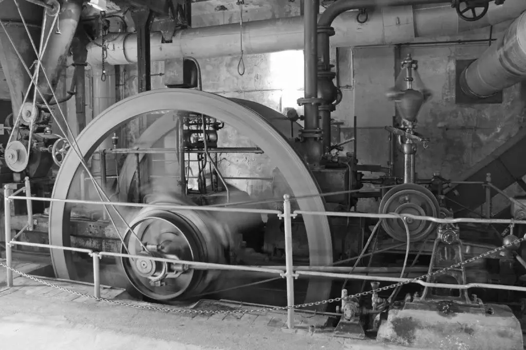 James Watt implantó el regulador de velocidad en los motores de vapor