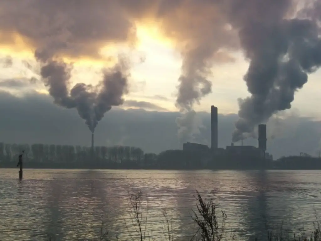 La actividad industrial fomenta la contaminación y el cambio climático