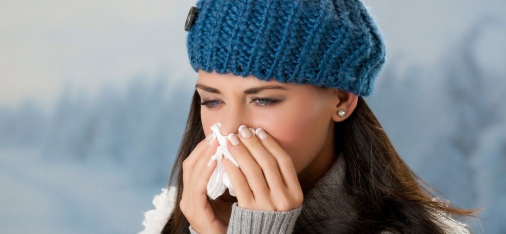 El sonarse y el estornudar ayuda a limpiar las vias nasales y las particulas de los cilios, los pelos internos