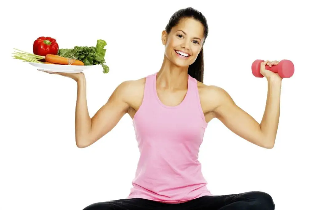 Es recomendable seguir una dieta equilibrada con deporte diario, de manera moderada