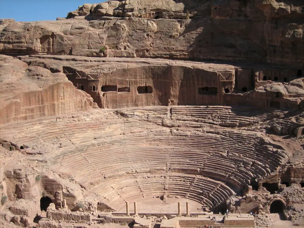El teatro de la ciudad jordana petra, situado en el sur del mar muerto, es un pueblo tallado, literalmente, en piedra