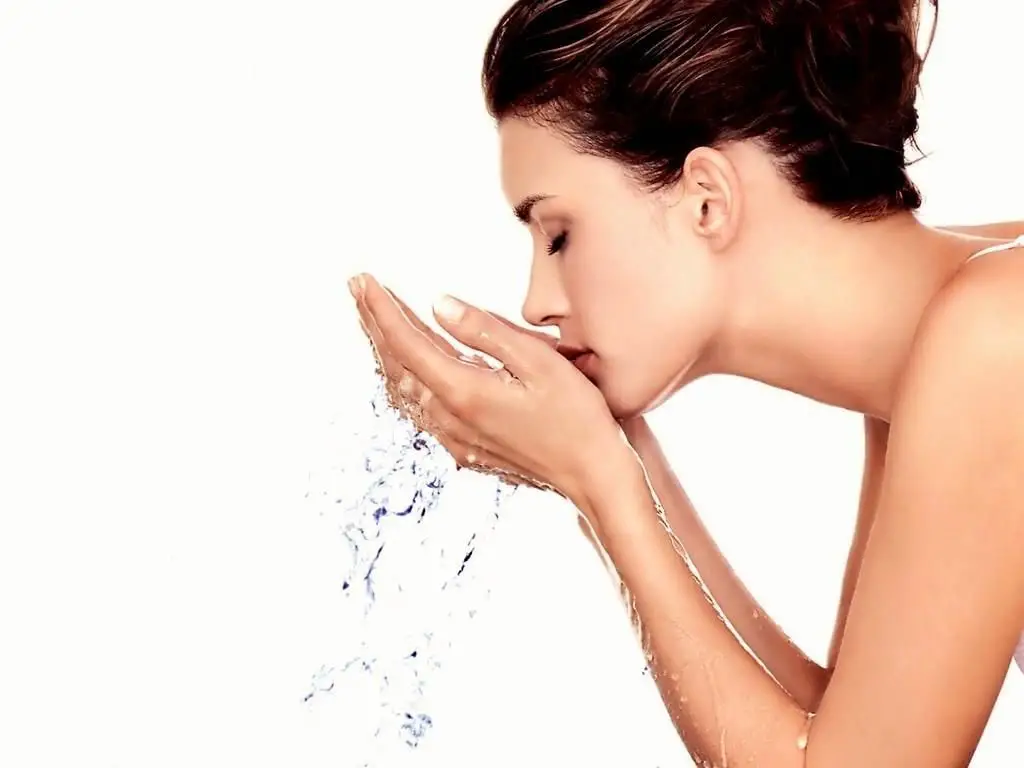 El agua que entra en el cuerpo no se evapora gracias a la funcion especifica de la piel