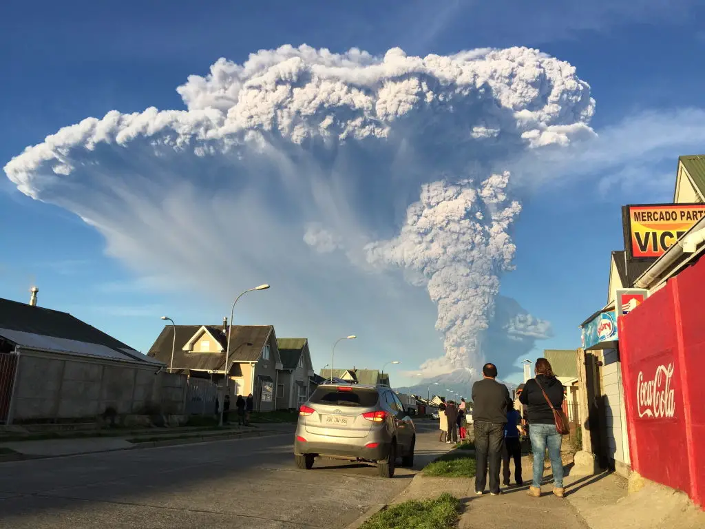 En 2015 entra en erupcion el volcan Calbuco en Chile, teniendo que desalojar a los ciudadanos de los pueblos