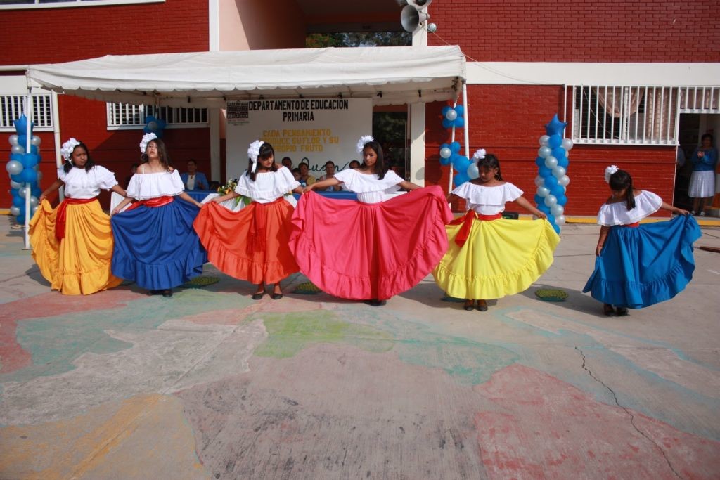 En algunas escuelas se organizan eventos donde destacan como valor sociocultural los colores de la patria y los bailes propios