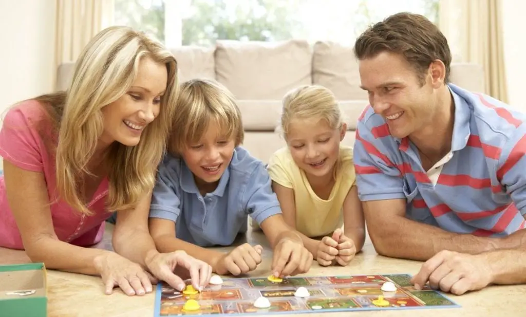 Los juegos en familia fomentan la confianza y la cooperación con los demas