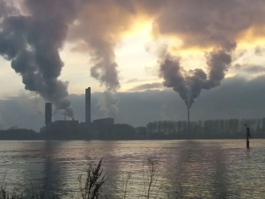 La contaminacion aumenta debido a la accion humana, a sus industrias y explotacionesç.jpg