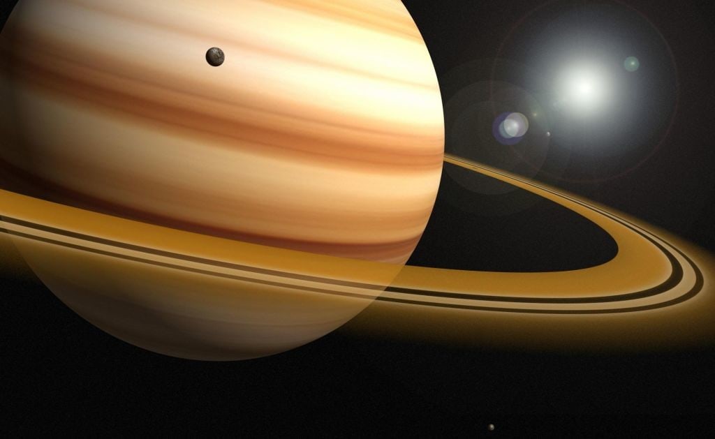 Saturno se caracteriza por sus anillos formados a partir de roca e hielo, rodeando el perimetro de su circunferencia