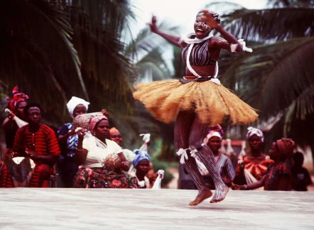 La danza africana es un ritual propio de la cultura de este pais, donde se pintan y visten con motivos tradicionales
