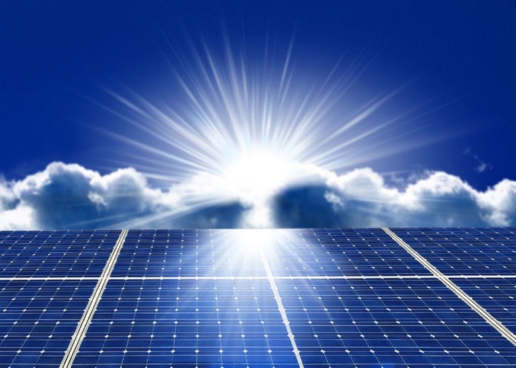 La luz es una fuente de energia que puede proporcionar electricidad a traves de los paneles solares