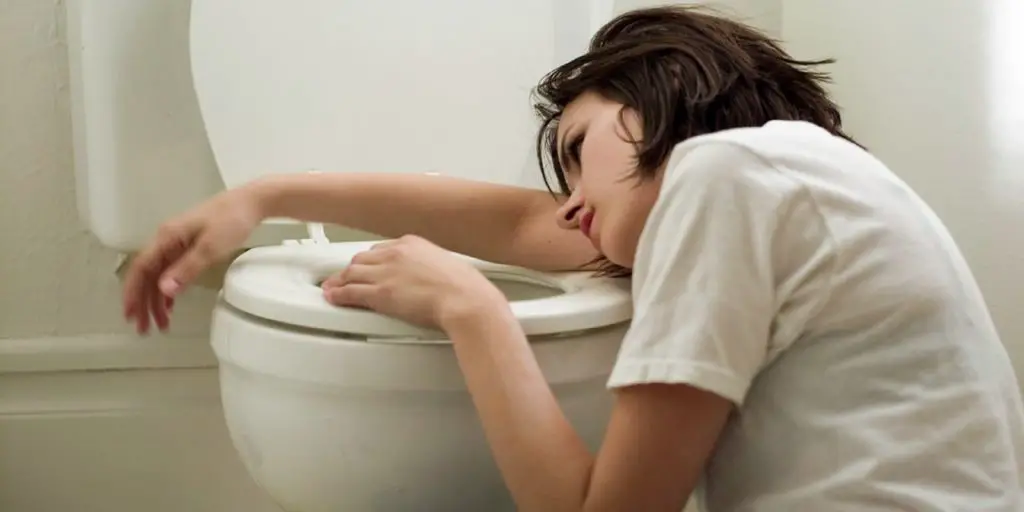 Las purgas, el auto-inducirse el vomito, suele ser comun despues de un episodio de atracon