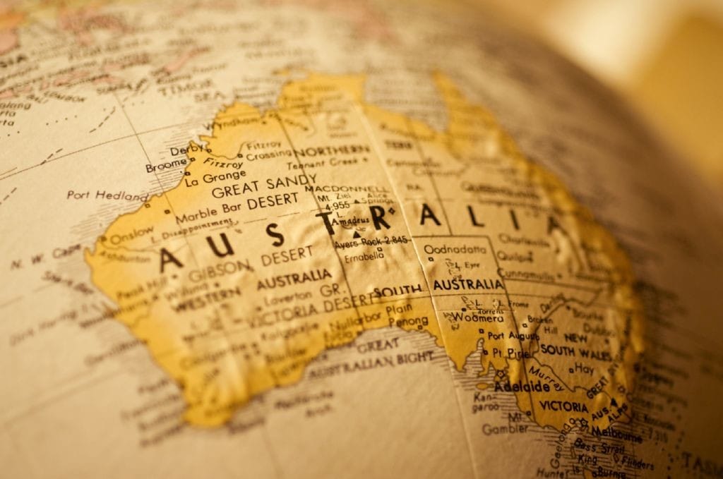 Representacion del continente australiano en un mapa con sus diferentes ciudades y desiertos