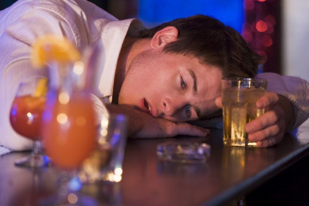 El consumo de alcohol puede influir en las conductas violentas