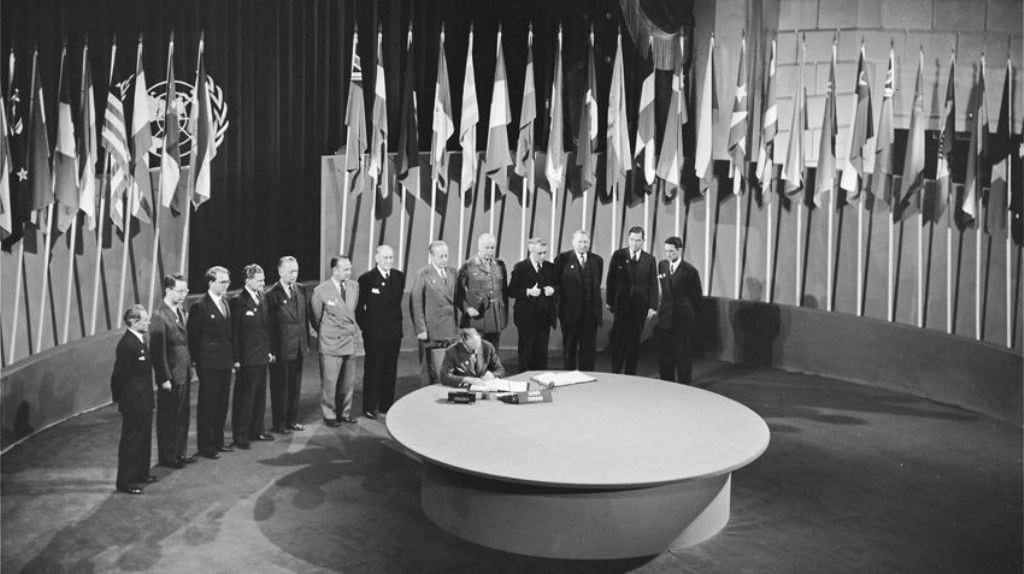 Esta fotografia muestra la firma de la carta de las naciones unidas