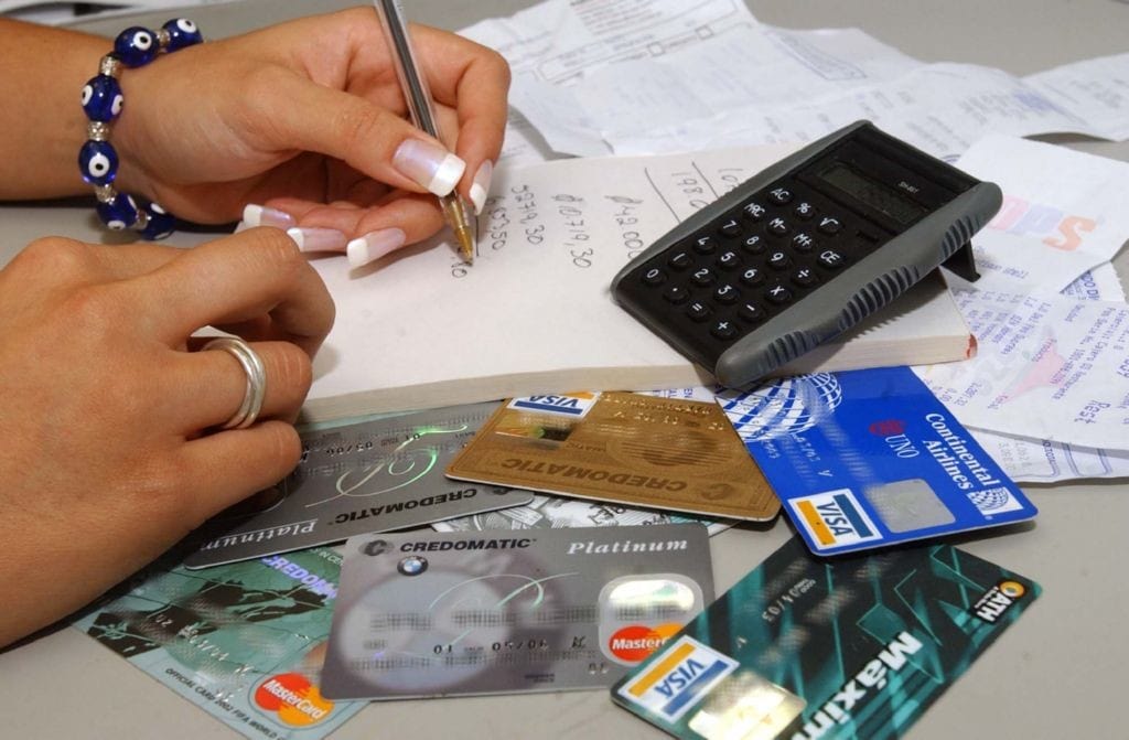 El socilitante de una tarjeta de credito debe estar muy seguro de llegar a final de mes y poder pagar lo que ha pedido prestado