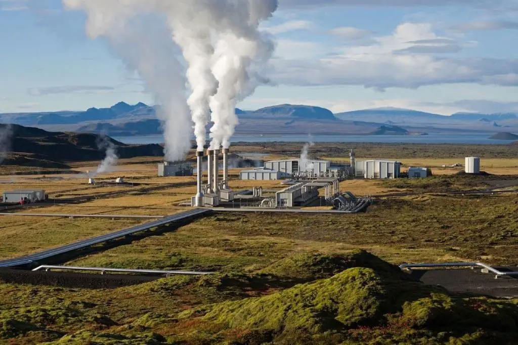 Las plantas de energia pueden abastecerse de una fuente natural como la geotermica