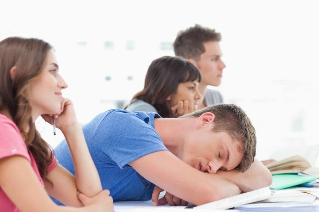 La falta de descanso favorece el bajo rendimiento tanto en la escuela como en el trabajo