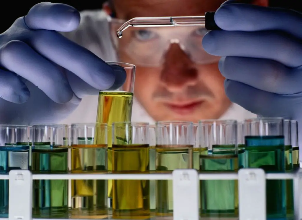 La quimica analitica se encarga de medir las cualdidades fisicas y quimicas de las substancias
