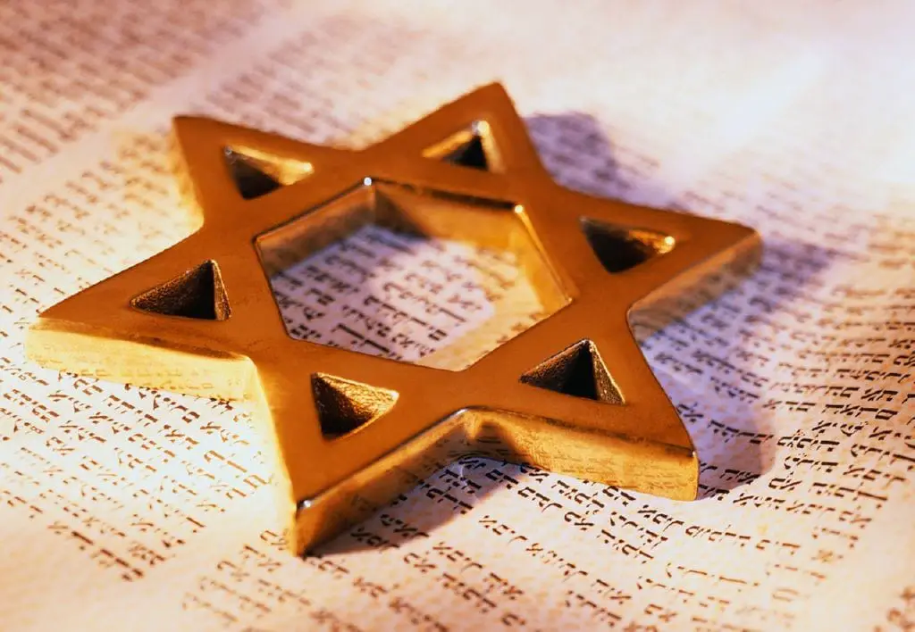 Cada religion cuenta con unos simbolos caracteristicos, esta estrella es propia del judaismo