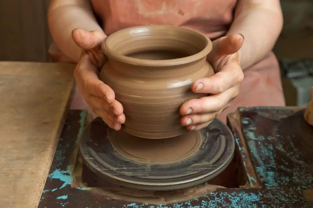 La ceramica es un material facil de moldear