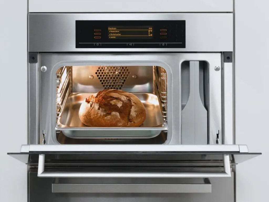 Un horno convenciona cocina los alimentos de fuera hacia dentro, un microondas pueda hacerlo asi o de dentro hacia fuera, dependiendo de los liquidos