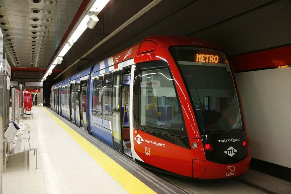 El metro es un medio de transporte de suma importancia, al facilitar el transporte de muchos pasajeros