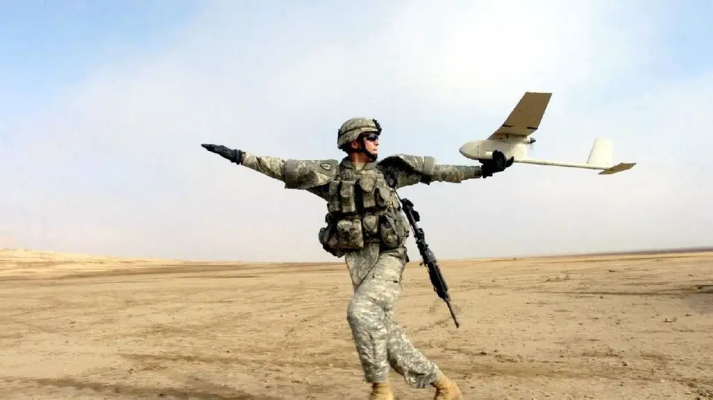 Algunos drones como el RQ 11 Raven, son utilizados en el servicio militar