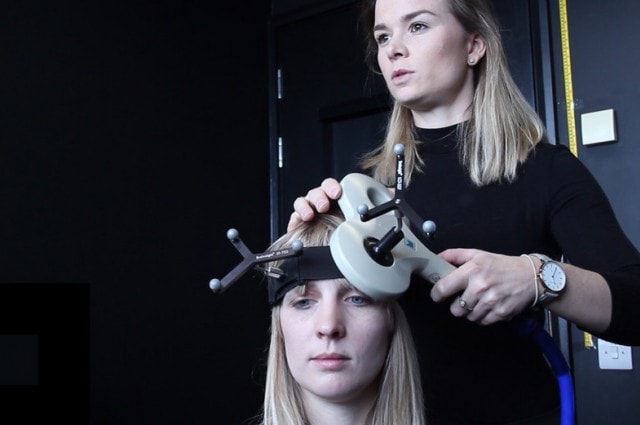 Jessica McClelland aplicando el rTMS a la corteza dorsolateral prefrontal