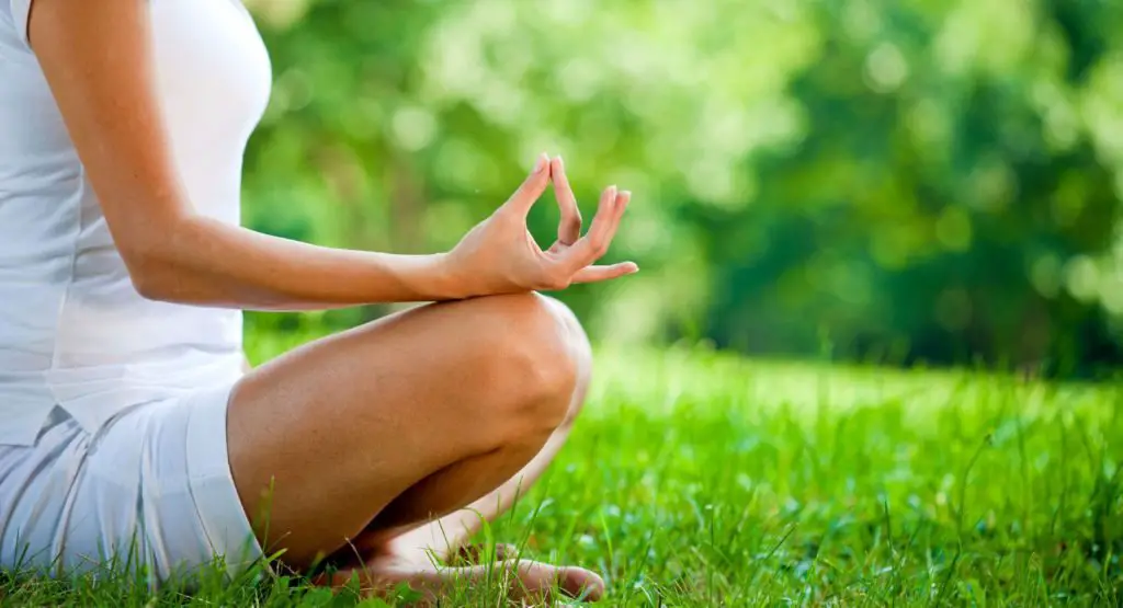 Dedica tiempo a las prácticas relajantes como el yoga o la meditación