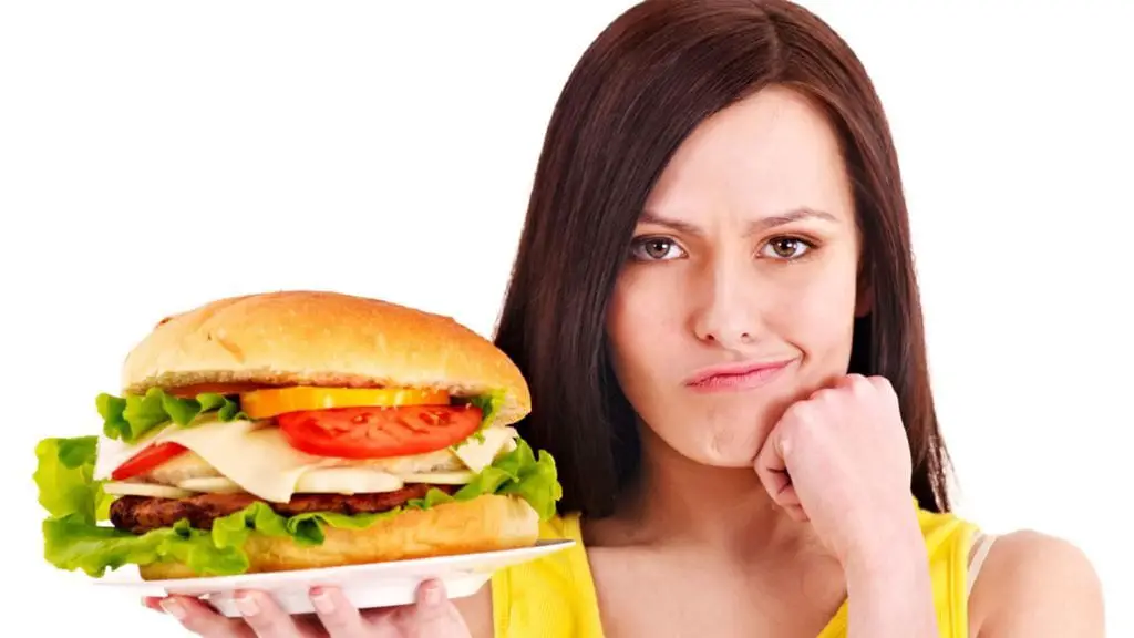 El comer en exceso puede causar hipo