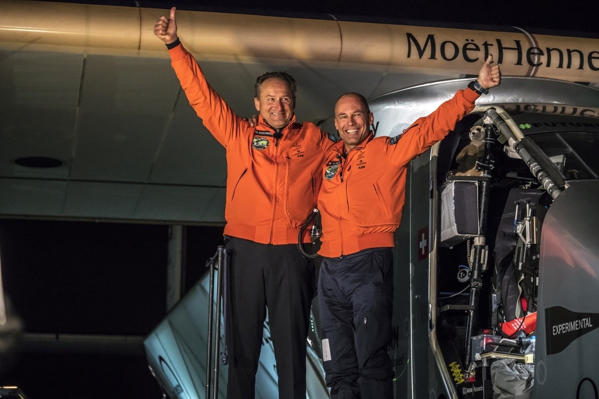 André Borschberg, a la izquierda, y Bertrand Piccard después de cruzar exitosamente el Océano Pacifico. Solar Impulse