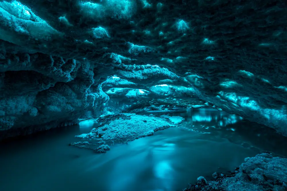 Un lago dentro de una cueva de hielo en Islandia. El lago Whillians puede verse parecido