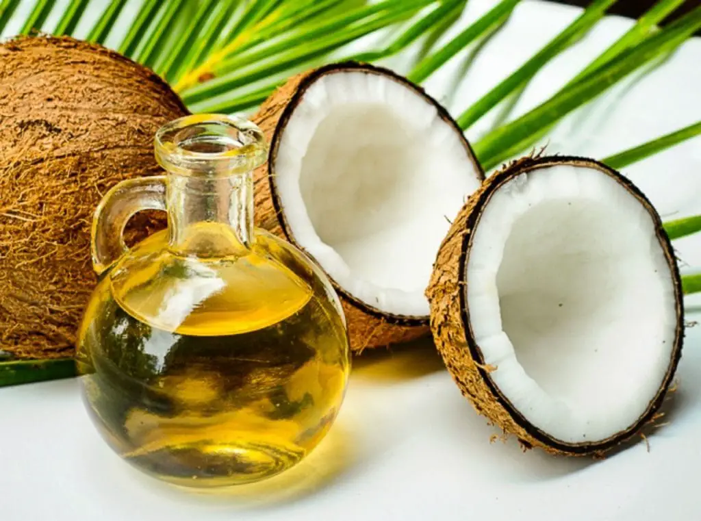 El aceite de coco ayuda a eliminar la caspa incluso si se utiliza un champú con este elemento