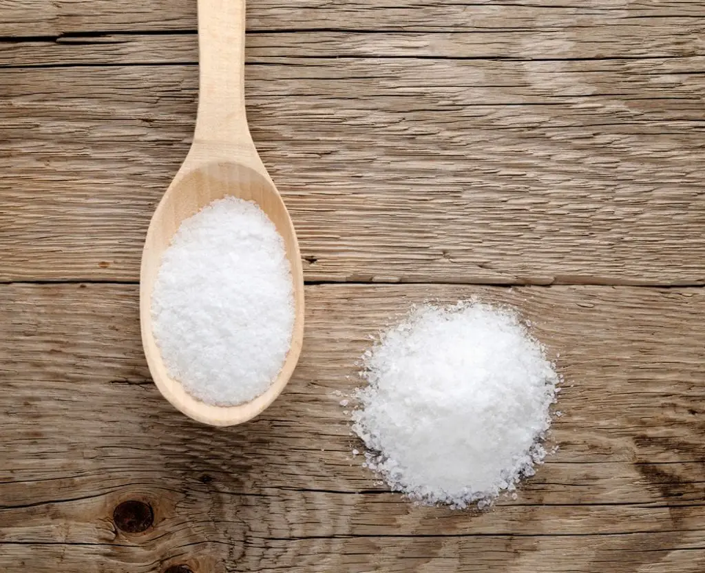 La sal ayuda a eliminar las escamas que provoca la caspa en el cuero cabelludo