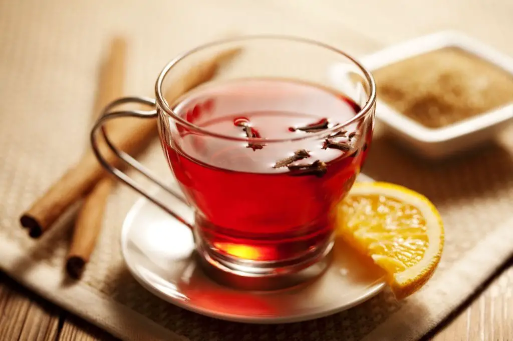 El té ayuda a mitigar el dolor causador por las encías de las muelas