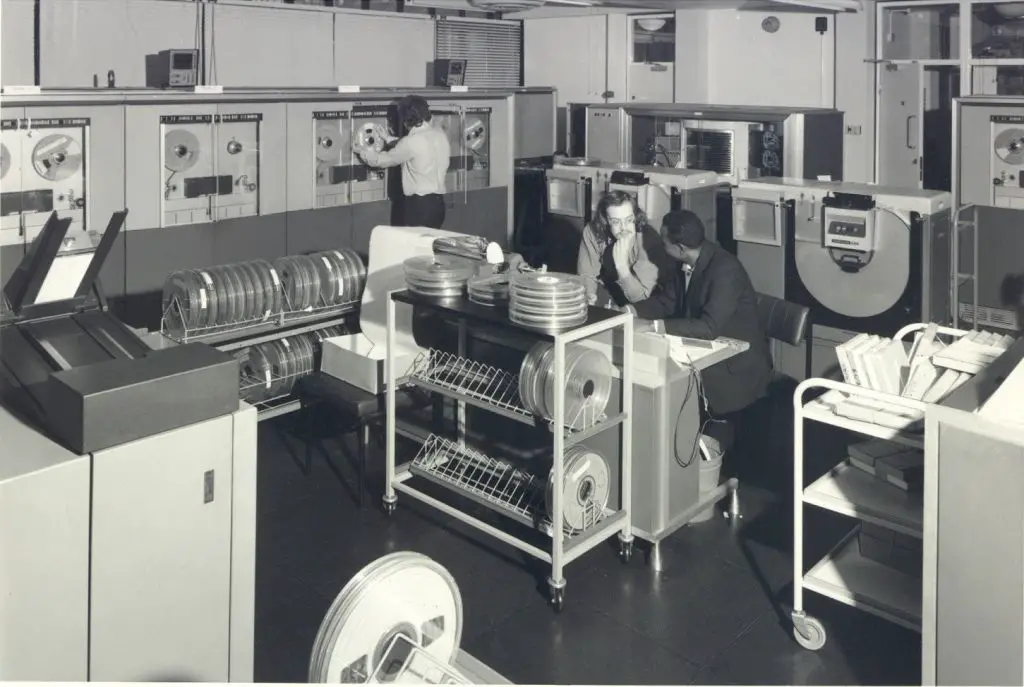 Así eran las computadoras que requerían programación durante la década de 1950.