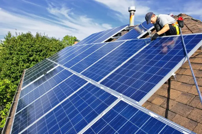 La luz solar se ha convertido en una fuente sostenible de energía, pudiendo abastecer nuestros hogares y empresas La luz solar se ha convertido en una fuente sostenible de energía, pudiendo abastecer nuestros hogares y empresas