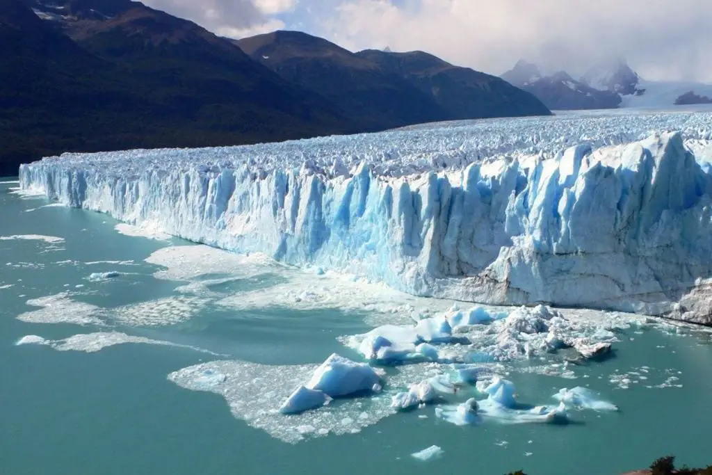Cada año los glaciares y los polos se van derritiendo poco a poco, aumentado ligeramente el nivel del mar