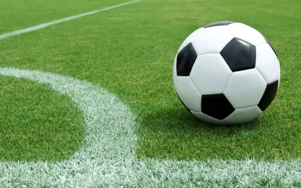 El futbol es un deporte que se realiza en un campo delimitado por unas líneas y unas reglas