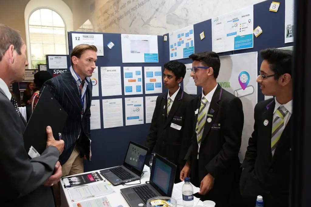 Imagen de los tres adolescentes que han inventado este proyecto, Ali, Nawaz y Shah