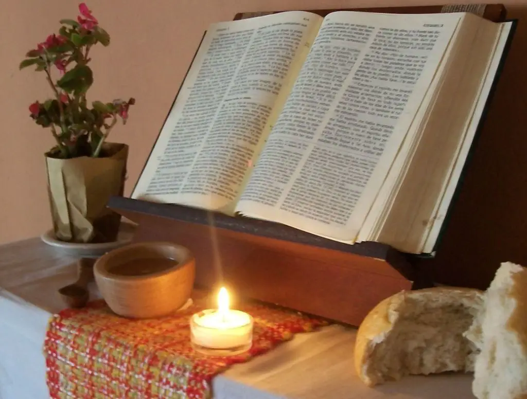 La biblia tambien predice el apocalipsis del mundo pero no concreta fechas exactas de tal evento