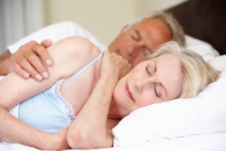 las personas mayores necesitan dormir menos