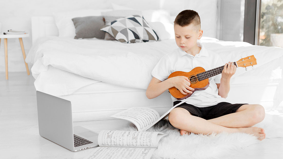 un niño tocando ukelele.