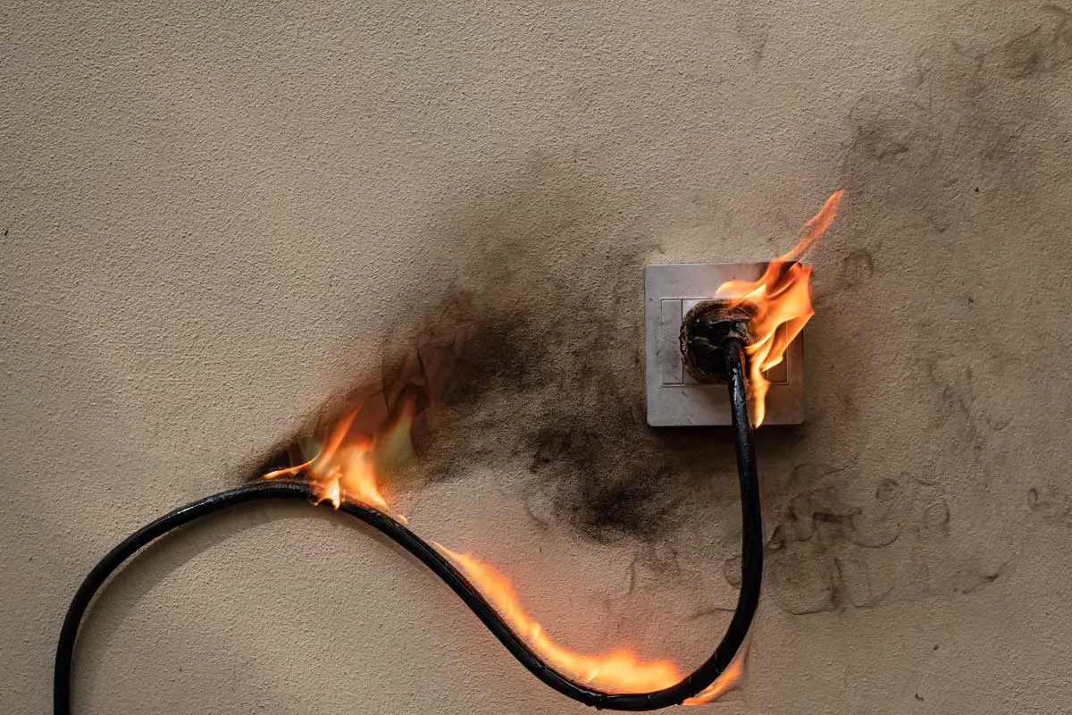 Los-enchufes-y-los-cables-deben-permanecer-en-buen-estado-para-evitar-un-incendio-en-casa