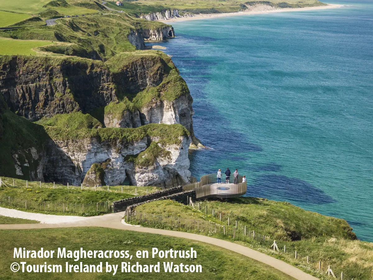 Mirador Magheracross, en Portrush ©Tourism Ireland by Richard Watson