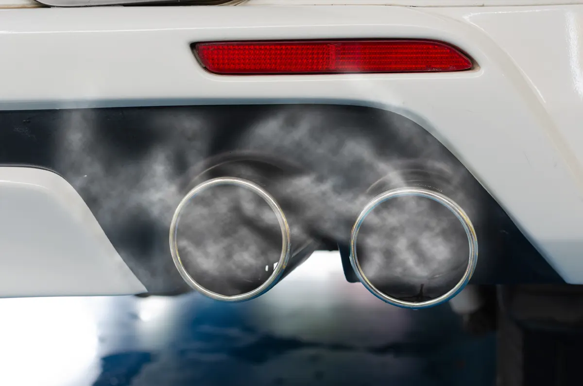 color del humo del coche