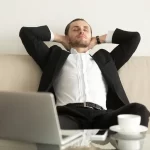 echarse la siesta en el trabajo