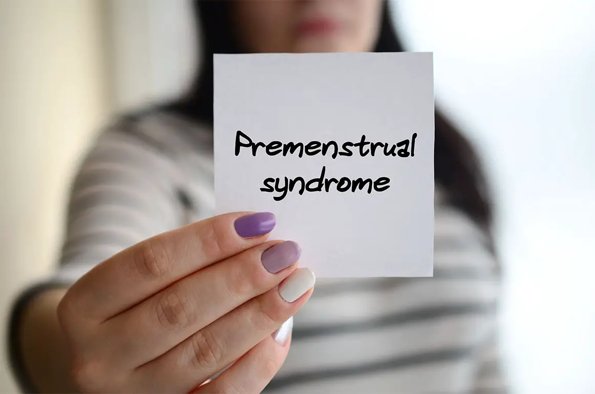 mujer con síndrome premenstrual