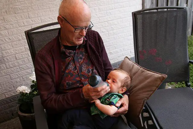 hombre con demencia cuida de su nieto