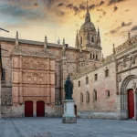 la Universidad de Salamanca tiene una de las bibliotecas más bonitas del mundo